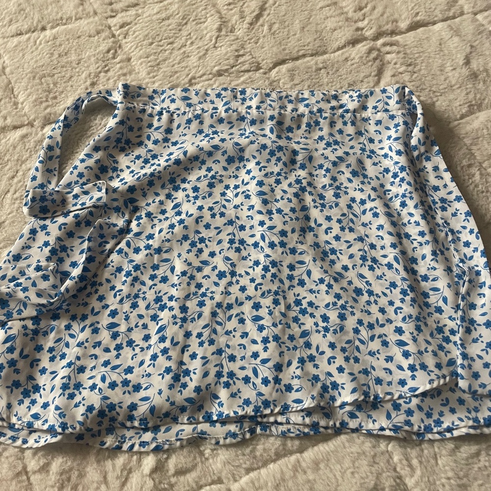 Skirt with tie